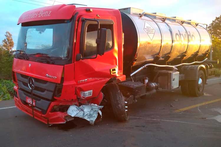 Caminhão com a frente amassada após acidente em Candelária