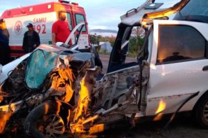 Carro após acidente em Candelária