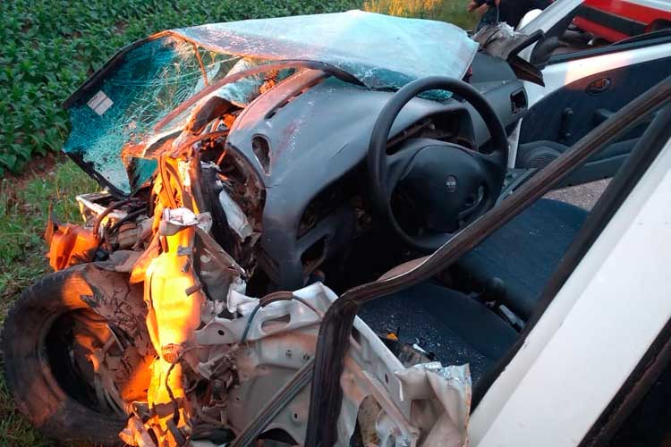 Carro retorcido após acidente em Candelária