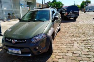 Fiat Strada verde está à frente de carro da Polícia Civil de Santa Cruz do Sul