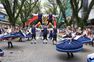 Grupo de danças alemãs se apresenta no Desfile Temático da Oktoberfest de 2018