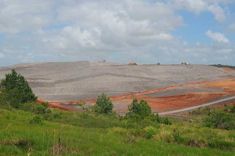 Caminhões trabalham no aterro sanitário de Minas do Leão