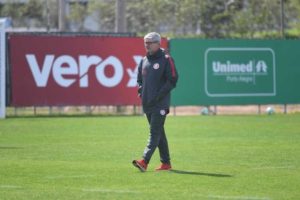 Odair Hellmann está no gramado do internacional