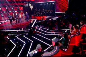 Imagem da final do The Voice Brasil, onde aparecem os finalistas e os técnicos