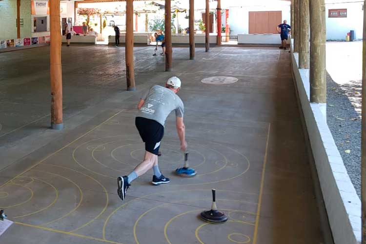 Homem joga partida de Stocksport
