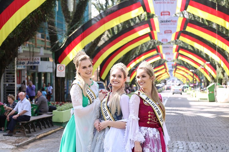 Grupo ligado à Oktoberfest da Sogipa, incluindo Corte de 2022 e as  Embaixatrizes, participa de um roteiro cultural na Serra Gaúcha, Notícias