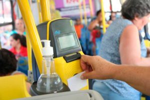 Pessoa passa o cartão do ônibus