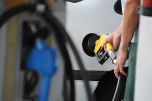Homem segura bomba de combustíveis
