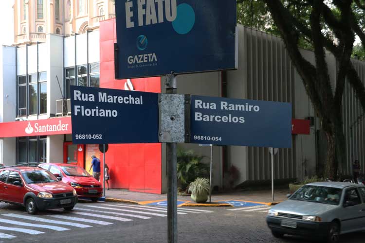 Placas de trânsito mostram os nomes das ruas Marechal Floriano e Ramiro Barcelos