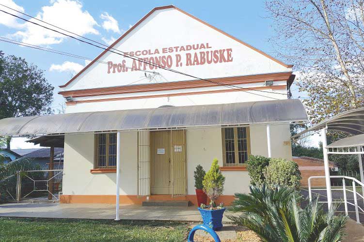 Alunos da Escola Affonso Rabuske preparam degustação de alimentos típicos alemães