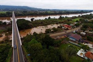 Rota de Santa Maria libera tráfego na ponte sobre o Rio Taquari para veículos leves e pesados