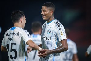 Pepê e Jean Pyerre comemoram o gol