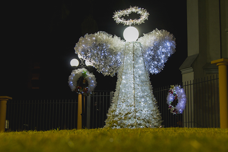 FOTOS: decoração com materiais recicláveis ilumina Igreja Evangélica no  Centro - GAZ - Notícias de Santa Cruz do Sul e Região
