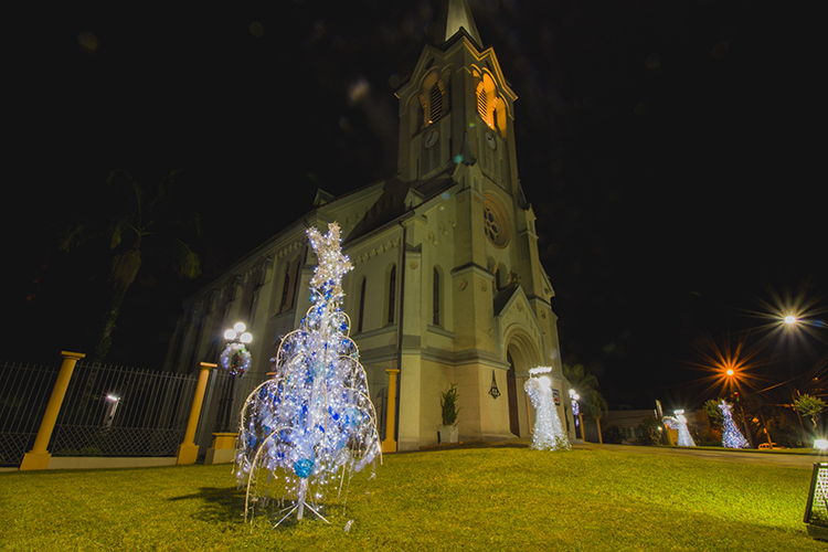 FOTOS: decoração com materiais recicláveis ilumina Igreja Evangélica no  Centro - GAZ - Notícias de Santa Cruz do Sul e Região
