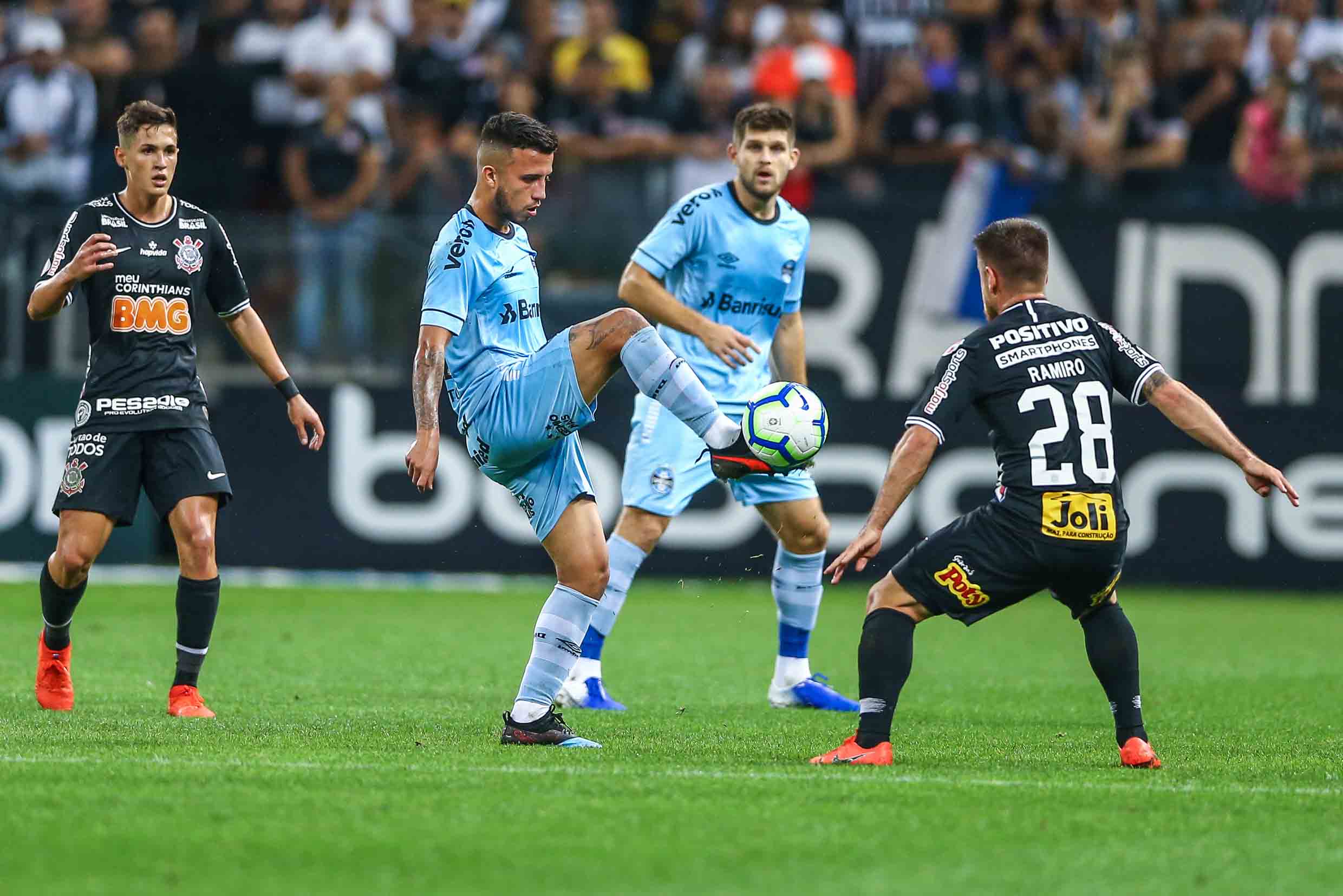 Fagner em cobrança de falta no jogo entre Corinthians e Santo André