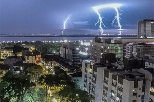 Inmet classifica como 'grande perigo' chance de tempestade no RS e SC