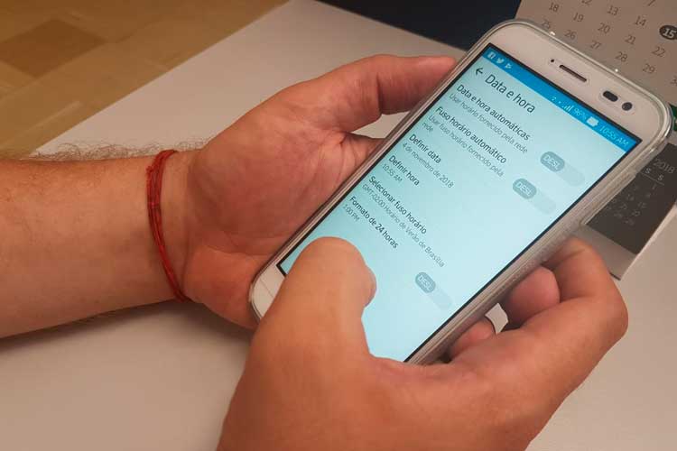 COMO AJUSTAR O RELÓGIO DO CELULAR