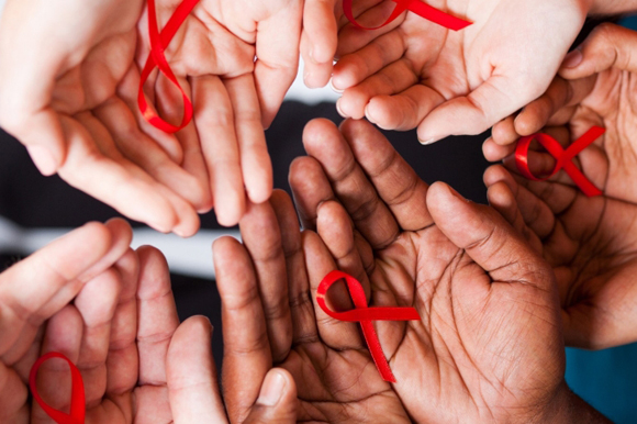 Chegamos ao Dezembro Vermelho, mês dedicado à conscientização e à luta contra o vírus do HIV, a Aids e as infecções sexualmente transmissíveis (IST).