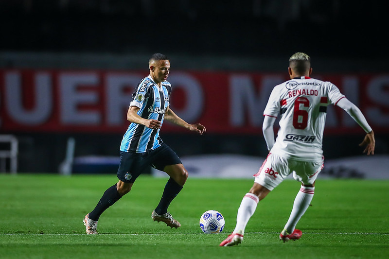 SP - Sao Paulo - 14/08/2021 - BRAZILIAN IN 2021, SAO PAULO X GREMIO -  Galeano, Sao Paulo player disputes a bid with Vanderson, Gremio player  during a match at Morumbi stadium