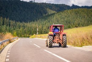 trator trafegando em rodovia