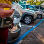 Mulher retirando comprovante de cobrança do Rapidinho