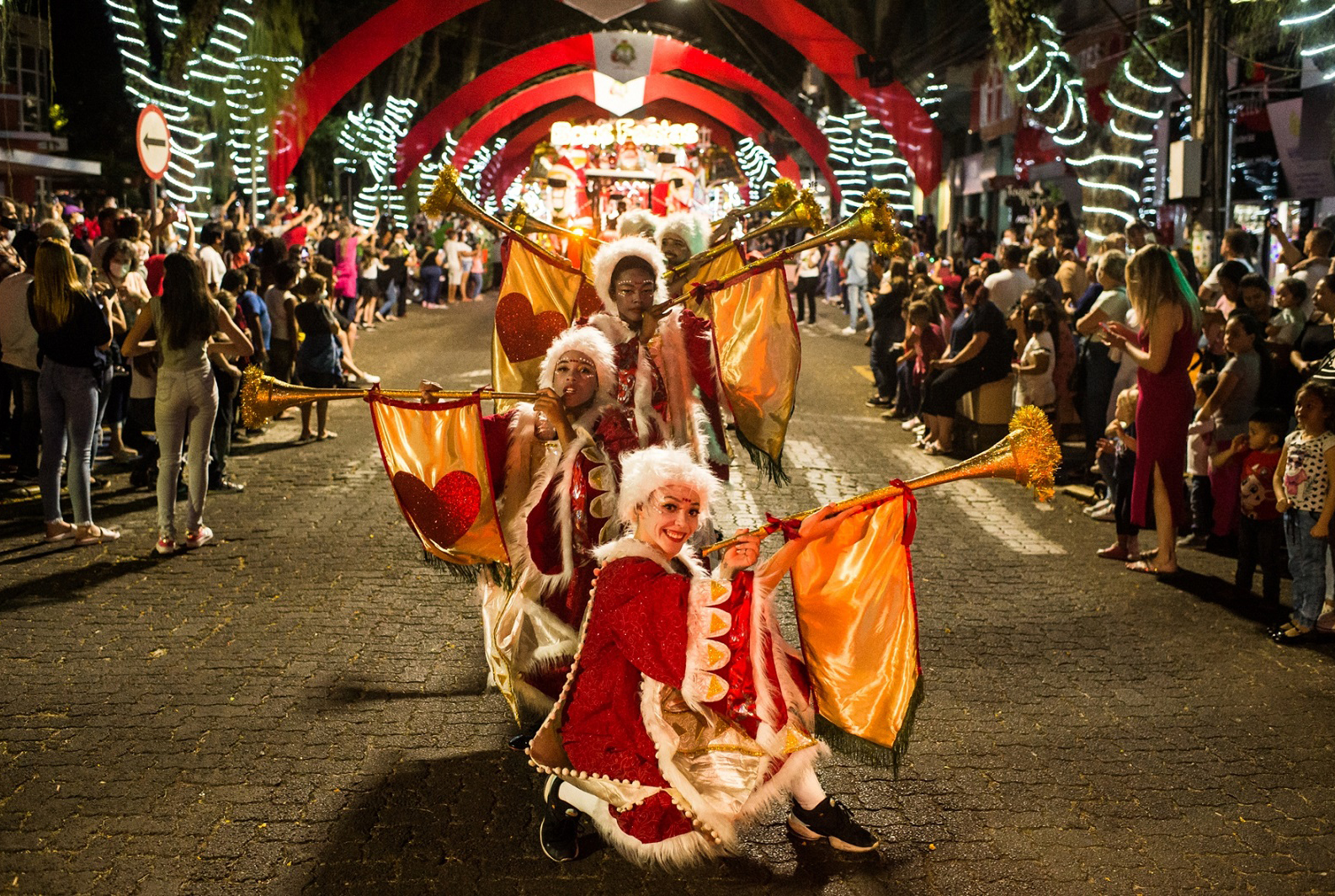 Dança, Música , Samba e Pirotécnia encantam o público na abertura