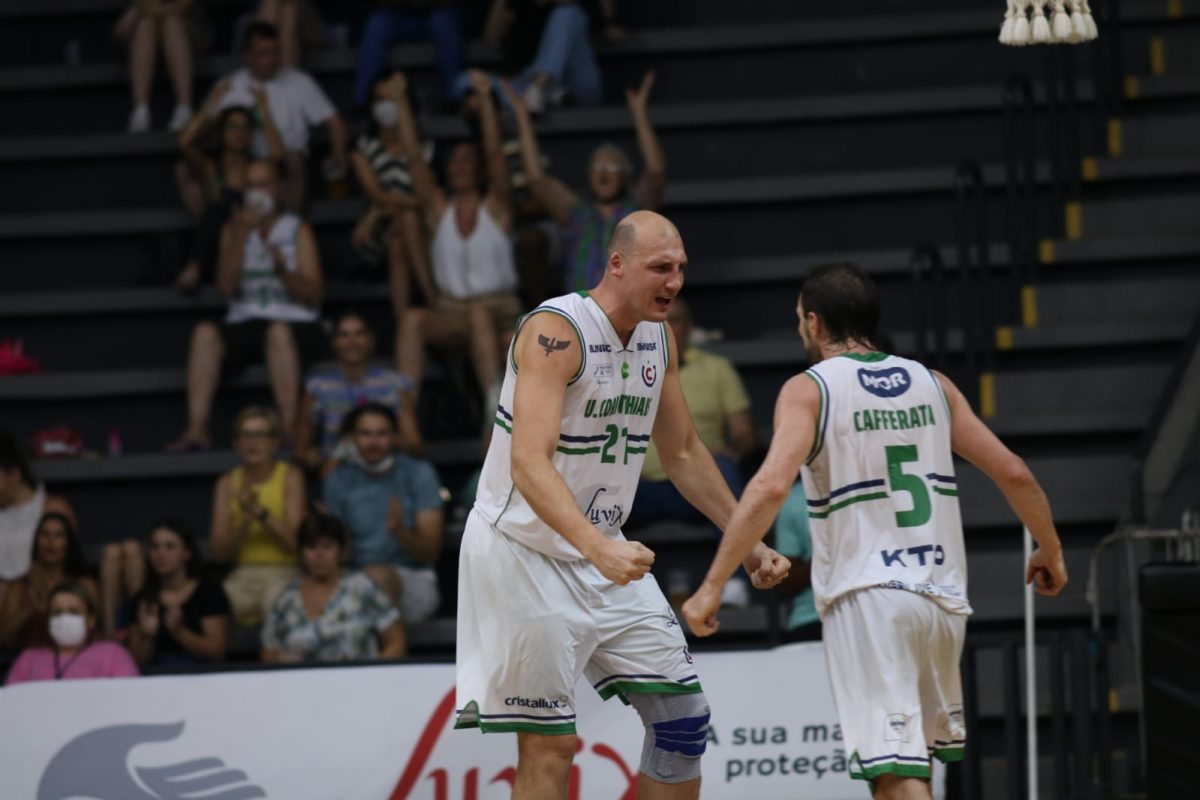 Equipe de basquete conquista vitórias consecutivas e avança para