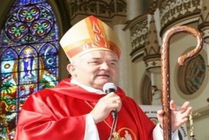 Bispo Dom Canísio falando ao microfone