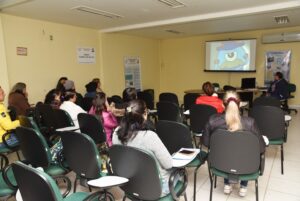 Profissionais passam por capacitação para realizar a vacinação em Santa Cruz