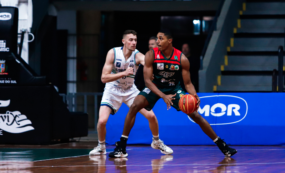 A base sobe forte: os meninos do Caxias do Sul Basquete para o NBB 15