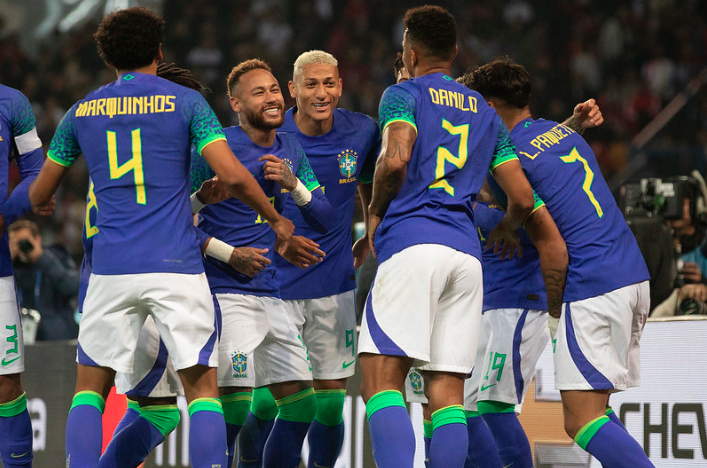 Brasil vence Inglaterra e avança às oitavas de final da Copa do