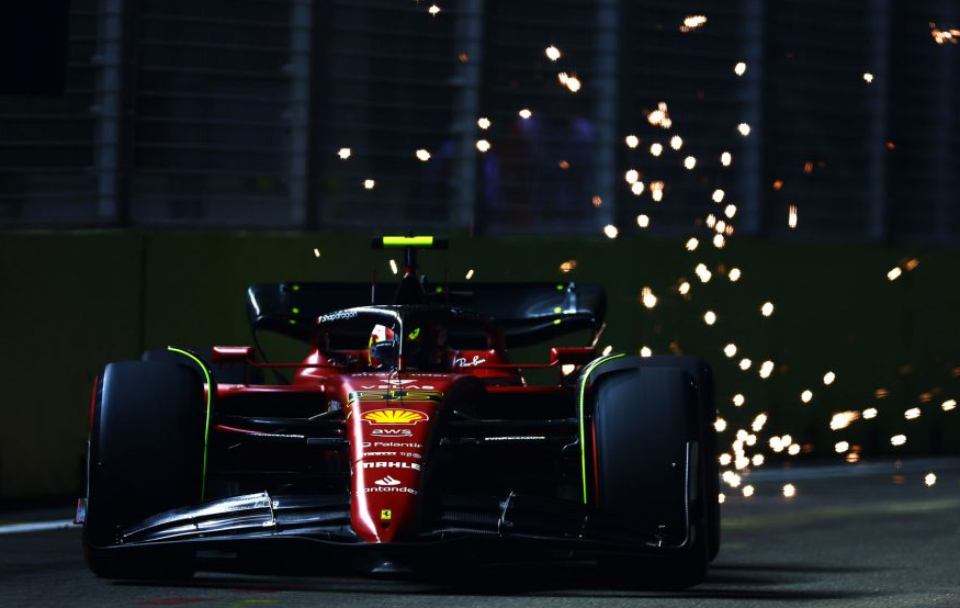 Sainz supera Leclerc e lidera segundo treino da F1 em Singapura