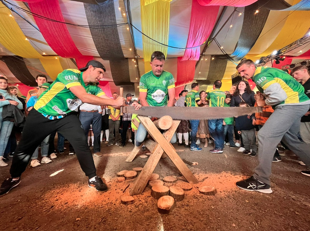 Jogo de bolão - modalidade bola presa. 