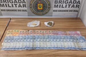 Dinheiro e drogas foram apreendidas na casa; homem foi preso por tráfico