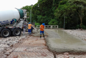 Colocação de concreto na ponte do Margarida