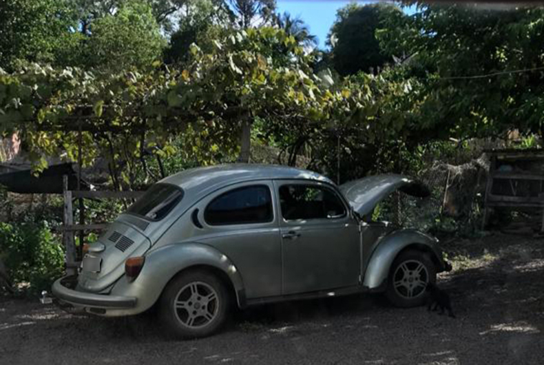 Adolescentes são flagrados com travesti dentro de Fusca furtado - GAZ