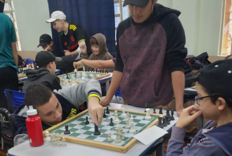 Mestranda da Unisc leva Clube de Xadrez para estudantes de Herveiras