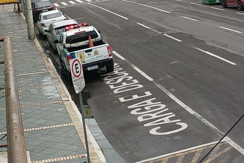 Veículos da Guarda Municipal podem estacionar em vaga de carga e