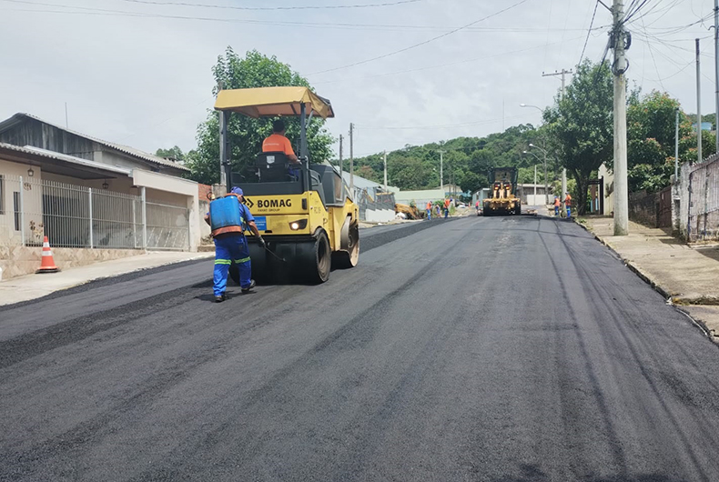 Prefeitura trabalha no asfaltamento de rua no Bairro Faxinal