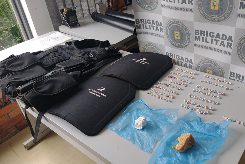 Homem é preso com colete balístico e drogas em Cachoeira do Sul