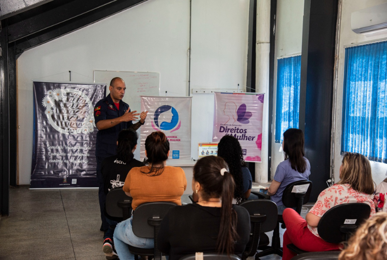 Mulheres aprendem técnicas de defesa pessoal com sargento do Corpo de Bombeiros