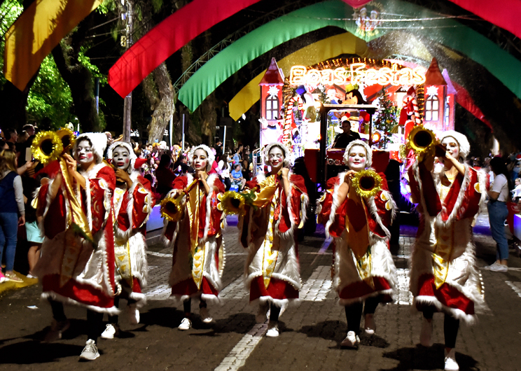 A magia do Natal, de fato, tomou conta da Marechal Floriano, no Centro de Santa Cruz do Sul, na noite desse sábado, 9, durante o primeiro desfile da Christkindfest