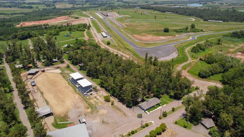 Com apenas 13 anos desde sua fundação, o Bairro do Parque tem a responsabilidade de receber os principais pilotos de corrida, como em provas de Fórmula Truck, Stock Car, Império Endurance e outros no Autódromo Internacional, inaugurado em 2005.