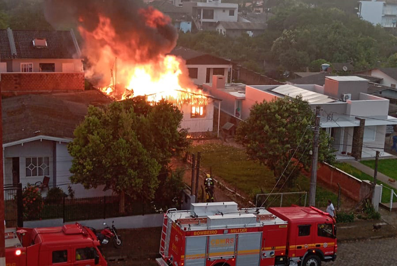 Suspeito de incendiar a própria casa é preso pela Brigada Militar