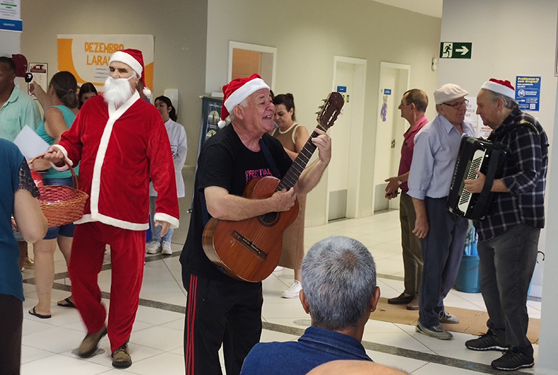Unidades de saúde de Santa Cruz irão receber a visita do Papai Noel e músicos