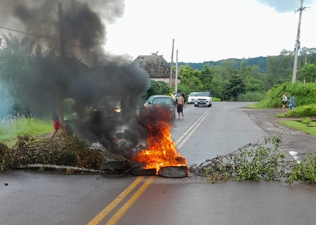 Após completar mais de 90 horas sem energia elétrica, moradores de Rio Pardinho realizam protesto
