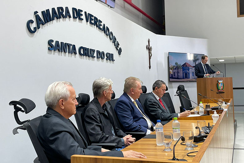 Câmara de Vereadores faz sessão em homenagem aos 79 anos da Gazeta