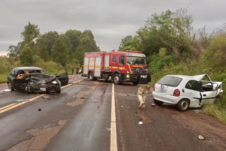 Colisão deixa trânsito em meia pista na BR-290