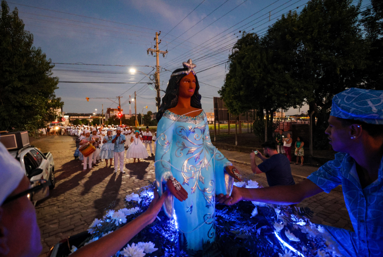 Devotos de Iemanjá se reúnem em procissão no Várzea