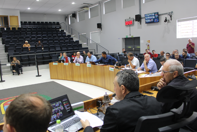 Câmara de vereadores aprova dois projetos na sessão desta quinta